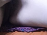 两个猥琐男套路服装店老板娘人长的挺漂亮的喝的烂醉如泥呼呼大睡被带回住所啪啪啪俩人对话有意思