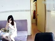 各种居家隐秘私生活TP露出大合集蹲在床上操媳妇和在客厅抱着媳妇边走边草的夫妻是真猛啊