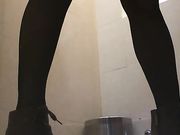商场厕拍系列 两个妹子的滑板鞋，时尚时尚最时尚