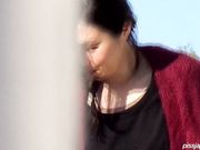 公共场合内急的美眉们找个隐蔽处就开始尿尿