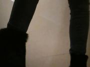 商场厕拍妹子抹完还要闻一闻