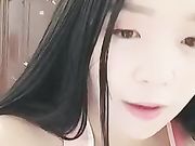 漂亮美女手心残留的余精
