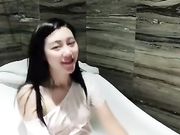 纯白色衬衣浴室湿身诱惑自慰