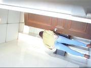 尾随几个妹子进女厕偷窥