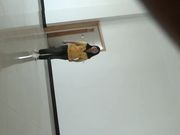 潜入女厕偷拍为拍脸跟到操场
