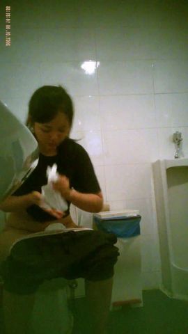 女厕偷拍来跳健美操的少妇
