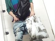 商场厕拍妹子边尿边补妆像是去约会