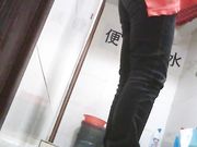 厕所偷拍 美女喜欢倒着尿尿