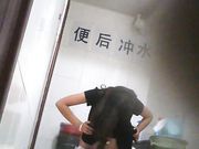 厕所偷拍 美女喜欢倒着尿尿