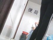 女厕偷拍 尿尿还在讨论打麻将