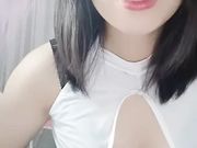 女神范的美少妇自慰 肤色白皙逼毛不多自慰扣穴 很淫荡