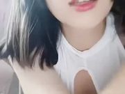 女神范的美少妇自慰 肤色白皙逼毛不多自慰扣穴 很淫荡