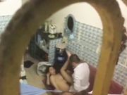 窗外偷窥工友和他媳妇啪啪