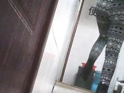 厕所偷拍 长腿黑丝女绝对是个风骚型