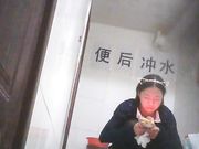 厕所偷拍 长腿黑丝女绝对是个风骚型