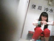 厕所偷拍 可爱的妹子带个可爱的帽子