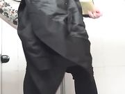 商场厕拍 美女的内裤还是黑丝的