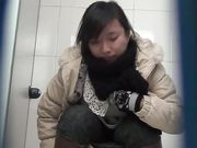 商场厕拍 妹子上厕所还要打电话