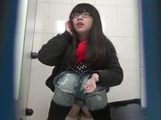 商场厕拍 妹子上厕所还要打电话