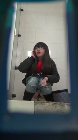商场厕拍 妹子上厕所还要打电话