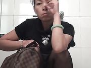 商场厕拍 大姐上厕所吸的什么东西
