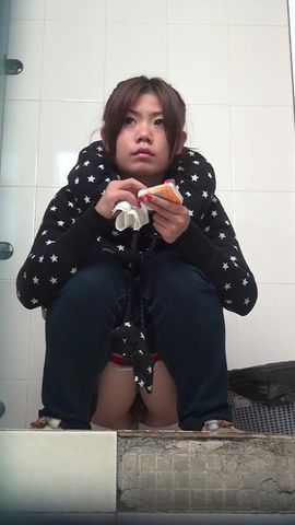商场厕拍 萌妹子对着镜子搔首弄姿