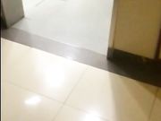 和女友看电影途中到厕所上演活春宫