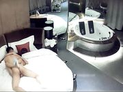 酒店偷拍娇小短发美女被男友压着操干出白浆