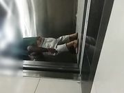 屌丝小混混穿着短裤拖鞋去接穿着性感白领女友下班看周围没有人直接在电梯里啪啪