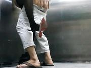 屌丝小混混穿着短裤拖鞋去接穿着性感白领女友下班看周围没有人直接在电梯里啪啪