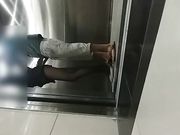 屌丝小混混穿着短裤拖鞋去接穿着性感白领女友下班看周围没有人直接在电梯里啪啪