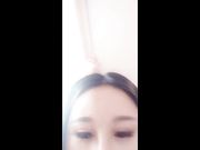 露脸黑丝情趣诱惑，精心修剪的逼毛对着镜子抽插，高潮喷尿水很足