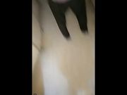 让人想不到样子清纯的妹子居然在公园色诱个老头到厕所调教舔逼喝尿吮脚趾看大爷那表情我也是醉了