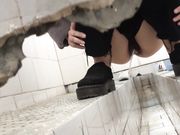 技校女厕偷窥拍完出来假装打电话拍脸