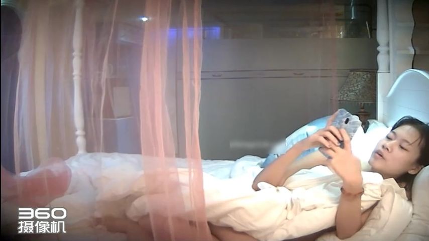 偷拍美女被操痛不让干了男友拔出鸡巴后想了下又强行草一遍