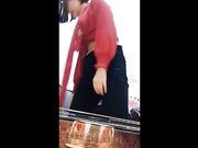 漂亮短发萌妹子主播穿着红衣床上现场直播道具假鸡鸡插逼