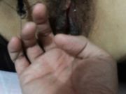 闷骚眼镜妹子穿上黑丝被男炮友用手指抠出水