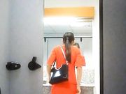 机场偷拍空姐专用女厕几个颜值不错的美女嘘嘘