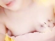 白皙美女半夜故意不穿内裤到广场附近勾引路人啪啪真骚