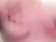 两个骚货一间房一个浴盆一张床直啤酒瓶子大茄子猛插浪逼
