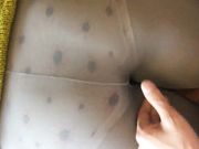 丝足爱好者美眉穿着灰丝来一套丝足服务蹭着丝袜翘臀好舒服
