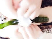 缓解疲惫的周末女仆 蕾丝情趣黄瓜水晶棒自慰