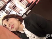 办公室制服女同事性欲大发趴到男同事腿上开始疯狂口交