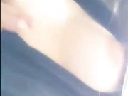 网友撩妹妹子很谨慎脱之前先探出窗看看对面是否有偷窥的
