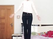 艺术学院小美眉在家自拍才艺展示自己的好身材
