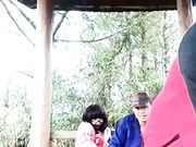 野外凉亭花了一百多块玩了个4P猛壮士轮操三女