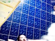 买通女室友浴室偷放摄像头偷窥两个妹子一边聊天一边洗白白