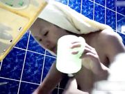 买通女室友浴室偷放摄像头偷窥两个妹子一边聊天一边洗白白