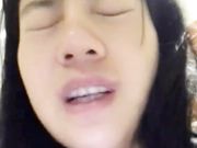 淫荡少妇全裸自摸秀到窗边自摸呻吟边摸边叫老公很是诱惑