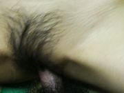 嫩逼女友因插的太深老是用手推我让我慢点